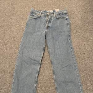 Ett par vida ljusblåa Jack & Jones jeans som aldrig har kommit till användning trots att de är väldigt snygga och populära. Skick 10/10 Hör av er vid funderingar!