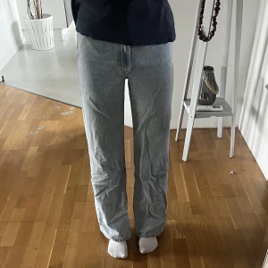 Jeans - Säljer dessa jeansen från hm. Jag säljer dem för 100+ frakt. Det finns en liten svart fläck på (skicka för bild) jag tror fläcken går bort. Ni ser längden på första bilden, jag är ca 167.