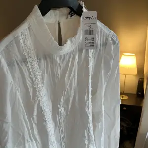 Jättefin vit blus som aldrig är använd, prislappen kvar. Köpt på Kappahl för 399kr. 