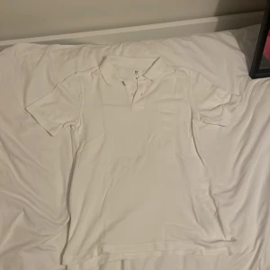 Kortärmad vit GAP skjorta - Vit GAP skjorta i storlek XL men eftersom det är från kids så känns det som XS