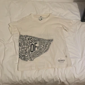 t-shirt från Shampoodle med Södermalm motiv - Tröja från Shampoodle med olika södermalms ställen så som reimers och långholmen