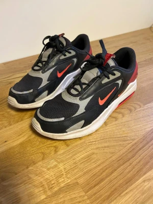 Nike air max bolt - Säljer mina Nike air max bolt då dem är för små St 40  Skick 7.5/10  Köpta för 900 kr Väldigt sköna skor och  bra för hösten! 