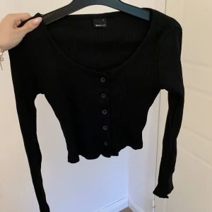 Svart långärmad - Svart långärmad topp med knappar från Gina tricot☺️