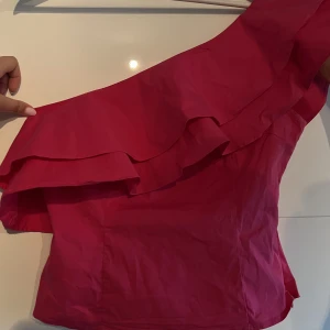 Topp - Sååå snygg one shoulder topp från NAKD, använd 1 gång!💗