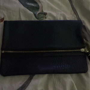 Väska  - En handväska som är i fin skick och funkar till det mesta 