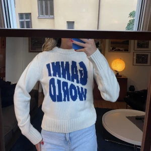 Ganni tröja  - Super söt ganni tröja. Använd Max 3 gånger. Detta är en M men den är liten i storleken så fungerar även för Xs/s skulle jag säga. 