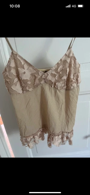 Söt vintage topp - Supergulligt linne köpt vintage i Kapstaden. Mycket bra skick ser nästintill oanvänt ut❤️‍🩹