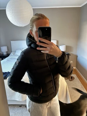 Colmar jacka  - Inköpt hösten 2024, men har använt den kanske 2/3 gånger. Strl M men liten i strl, jag är ca 170 och brukar ha S för referens.   Nypris var ca 4500-5000kr.