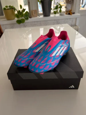 Blå och rosa Adidas F50 fotbollsskor - Som man ser har jag inte haft dom så länge hade dom en gång på träningen innan jag insåg att de va så små på mig så nu säljer jag dom för ett bra pris istället 