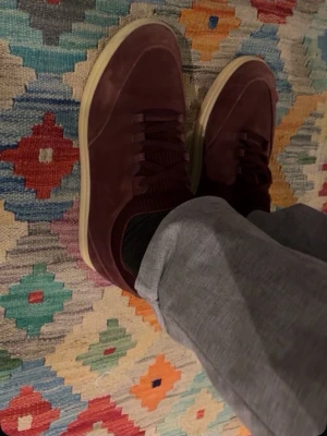 Loro piana soho walks - Tja säljer nu mina sjukt feta Loro piana soho walks. Ett par grymt snygga och stiliga dojjor i en schysst vinröd färg🙌🙌 storlek 42 men passar också 43!! Priset är ej hugget i sten!! Det är bara att skriva om ni har några funderingar🙌🙌 mvh Oscar 