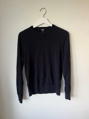 Uni qlo tröja!  - Tjabba! Säljer nu denna uniqlo tröjan i storlek S! Den är i ett bra skick, en liten defekt som dock inte syns vid använväning! Moddelen är ca 180!Om ni har några tankar eller funderingar är det bara att höra av sig!😁