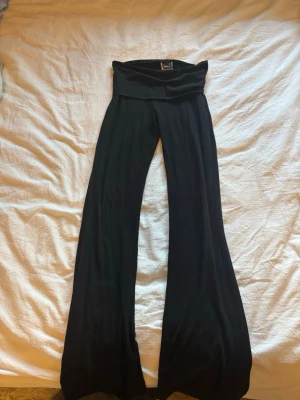 Svarta yoga pants  - Svarta yogapants från gina tricot, vet inte om de är i tall eller regular men passar mig som är 173, fint skick och väldigt bekväma!
