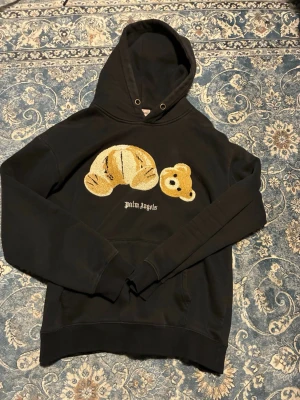 Palm angels hoodie - En fin hoodie som är i storlek L men passar storlek M, säljer för att jag inte vill ha kvar kan sänka via snabb affär