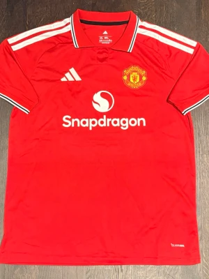 Ny Manchester United Home jersey 26/27 2XL - Säljer en ny Manchester United Home jersey 26/27 2XL för 499kr. 