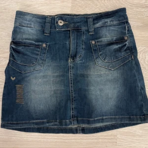Jeanskjol från Babalder med fickor - Säljer en klassisk blå jeanskjol från Babalder Säljer då de inte kommer till användning! Strl: 150