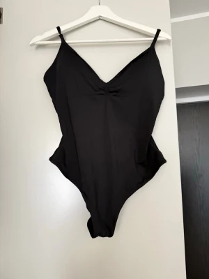 Snygg Baddräkt - Har använt denna ett par gånger men gillar inte längre hur den sitter på mig, därav säljs den! Den är hel och ren, ingenting att anmärka på. 😊 Står ingen storlek i den men skulle uppskatta storleken till L/XL. Är troligtvis inköpt på Lindex, H&M eller Kappahl för längesedan. 😁 