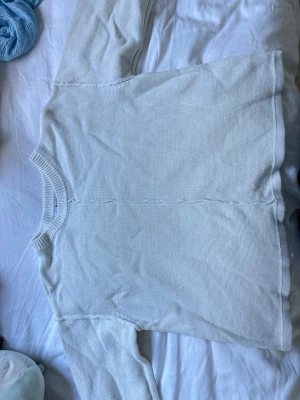 Stickad vit tröja från NAKD - Super cool stickad tröja som har som sömmar på utsidan, armmuddarna är också uppsydda vilket är väldigt snyggt. Knappt använd💕💕