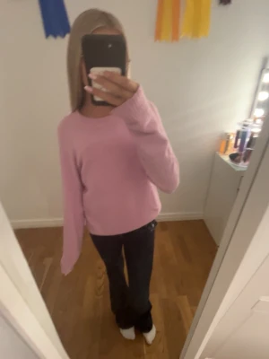 Rosa vero Moda tröja - Söt ljusrosa stickad tröja från Vero Moda med rund halsringning och ribbade muddar. Tröjan har en mjuk struktur och är perfekt för lager-på-lager. Enkel och stilren design som passar till många outfits. Den är dock rätt så nopprig 