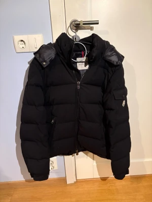 Moncler montgenevre  - Säljer nu min Moncler jacka då det är dags för en annan. Den är i bra skick utom tidningen på insidan som blivit lite missfärgad pga av att den råkats tvättas i vanlig tvättmaskin. Storlek 2 vilket motsvarar ungefär M mer mot s än L hållet. NFC taggen funkar osv 
