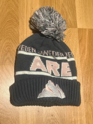 Åre mössa - Lite schysstare Åre mössa. Riktigt schysst ju till vintern och skidsäsongen. Tveka inte på att skriva för frågor eller fler bilder. 