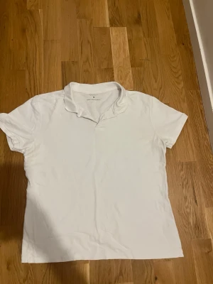 Vit t-shirt med krage🤍 - En enkel vit t-shirt med korta ärmar och klassisk krage. Tillverkad i mjuk bomull för en bekväm känsla. Perfekt till jeans eller shorts för en clean och stilren look.✨🤍