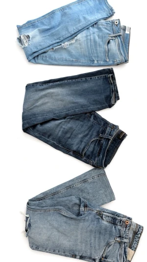 3 par Jeans Bundle - 3 par as feta jeans i olika passformer, Bild 1: Skinny/Liam (Slitningar) 30/32.   Bild 2: Slim/Glen 31/30.    Bild 3: Regular/Slim, 29/30, slitningar. Alla är från Jack & Jones, alla byxor är defektfria. 