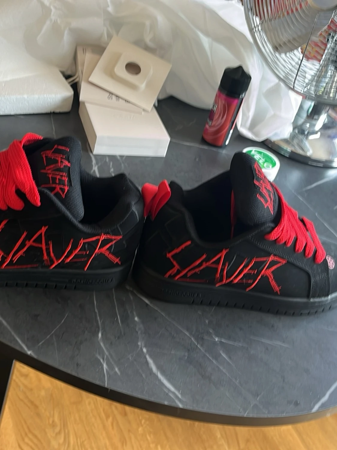 Svarta sneakers med röda detaljer - 3