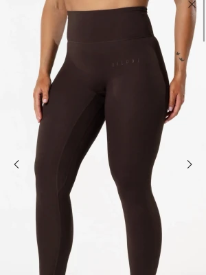 Relode tights  - Säljer dessa bruna träningstights från Relode i modellen ”clean” och i storlek S. Endast använda 2 gånger! Säljer för 300kr+ frakt 