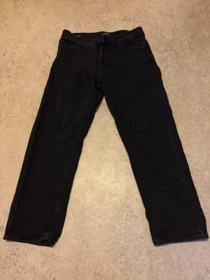 Svarta Loose jeans - Bredd och längd 32