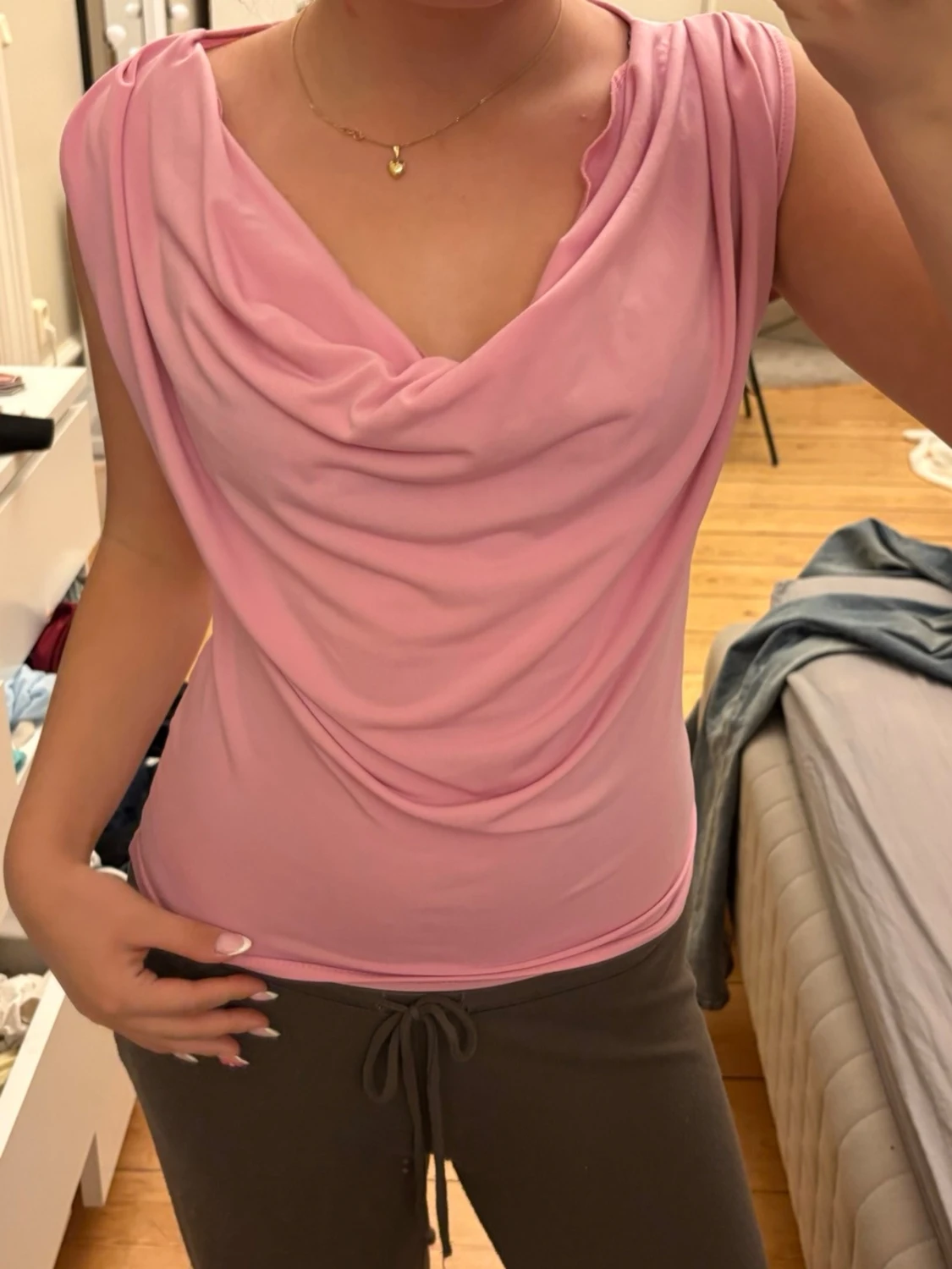 Ljusrosa draperad ärmlös topp