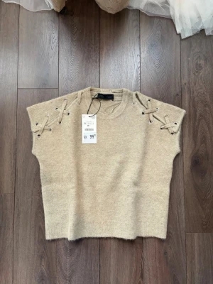 Snygg beige stickad tröja med snörning - Helt ny trendig med prislapp