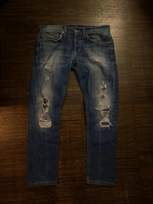 Dondup jeans  - Säljer ett par blå dondup jeans med feta slitningar. Priset kan diskuteras vid snabb affär 