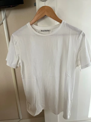 Vit t-shirt från Acne Studios - Klassisk vit t-shirt från Acne Studios 