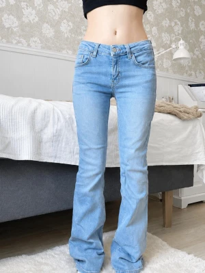 Ljusblå bootcut jeans - Blå Low Boot jeans från Lager 157 💙  Storlek XS. Snygg lågmidjad modell med bootcut/utsvängda ben.  Jeansen är aldrig använda och i nyskick ✨ Perfekta om man gillar den klassiska low waist-looken!  💰 100 kr + frakt