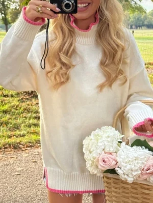 Stickad tröja MEET ME THERE - Trendig vit / creme färgad stickad tröja med snygga rosa detaljer från MEET ME THERE❤️ Storlek M/L