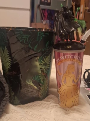 Elphaba thropp popcorn bucket och Glinda upland mugg - Säljer mina Elphaba popcornbucket och Glinda mugg från premiären av Wicked for good. Popcornbucketen är aldrig använd. Muggen är använd 1 gång men diskad flera ggr. OBS!!! ENDAST SWISH!!! 