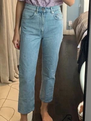 Ljusblå raka croppade jeans från Arket - Ljusblå jeans i croppad modell. Storlek 26. Använda men är i väldigt fint skick.