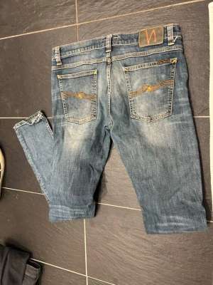 Nudie jeans w33 - Nudie jeans storlek 33 34 passar w32  också. Bra skick . Slim fit.