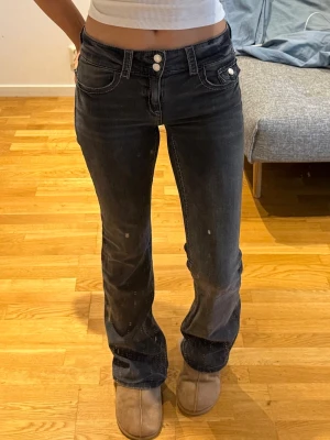 Svarta lågmidjade jeans - Säljer dessa svarta lågmidjade jeans från Gina Tricot. Storlek 170, motsvarar XS/S. Midjemått: 68 cm och innerbenslängd: 80 cm. Endast använd fåtal gånger och i super fint skick. 260 kr + frakt! Vid fler frågor, etc skriv privat ☀️🩷🙌🏼🏄🏽‍♀️✌🏼🫂