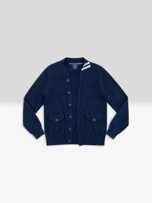 Mörkblå cardigan från woolrich  - Snygg mörkblå cardigan med knappar framtill och två fickor med lock. Tröjan har ribbade muddar vid ärmslut och nederkant samt en diskret detalj vid kragen. Perfekt att slänga över en t-shirt för en chill look.
