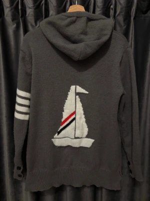 Stickad Zip  - Thom browne hoodie - Grå - lapparna är bortklippta men antar att det är Thom Browne - skick 8/10, fint skick! - storlek S - stickad och jävligt skönt, det som faaan oxå - hör av er vid frågor🙌