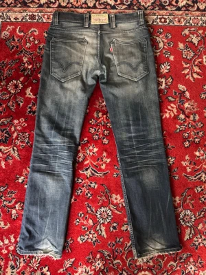  Vintage Levis jeans  -  Säljer nu dessa riktigt snygga liv i jeans då de blivit för små så nu söker de ett nytt hem. De har riktigt snygga fades. Skriv om du undrar över något!🙌🏼 storlek 32 32
