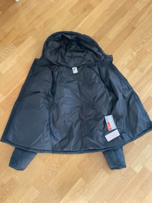 Nike jacka - Nike dunjacka som är XL i BARNSTORLEK, vilket passar de som är size S i men. Väldigt bra skick och super bra till vintern. Skriv till mig om du har frågor.