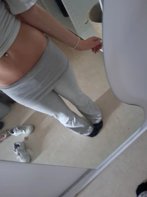 Ett par gråa yogapants  - Ett par gråa yogapants perfekt till vardags