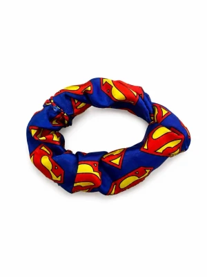 Stålmannen Scrunchie  - Fin scrunchie med färgglatt Stålmannen-mönster 🦸‍♂️✨ Perfekt för att piffa upp håret och passar både till vardag och fest! 🎀  📦 Packas fint och skickas snabbt 💌 ✨ Fint skick 🎁 Perfekt som present!
