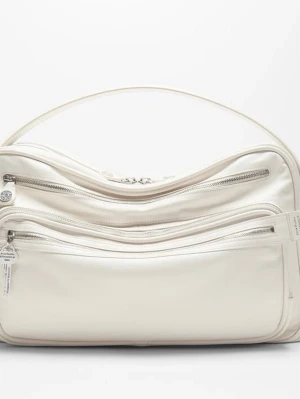 Acne Studios CAMERO Camera Shoulder Bag – vit/cream - Säljer en snygg och rymlig Acne Studios CAMERO Camera Shoulder Bag i en krämvit/off-white färg.  En praktisk axelväska med flera fack och dragkedjor som gör det enkelt att hålla ordning på dina saker. Silverfärgade metalldetaljer och justerbar axelrem. En stilren modell som passar både till vardags och som jobb-/skolväska.  Skick: Begagnat skick. Se bilderna noggrant för egen bedömning av skick och eventuella bruksspår.  