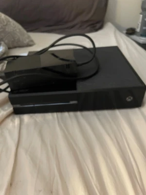 Xbox One - Säljer en svart Xbox One spelkonsol med tillhörande strömadapter. 