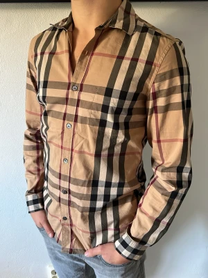 Burberry Skjorta - CONDITION — 9/10 Excellent condition.  Light signs of wear.     