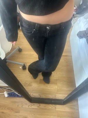 Svarta bootcut jeans🖤 - Säljer ett par svarta bootcut jeans från Gina triccot i storlek 40 (samma som M) med låg midja och lock på fickorna. De har en bra passform och är lätt utsvängda där nere.