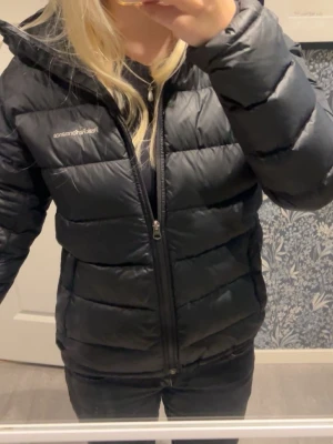 Svart pufferjacka från Peak Performance - Den är i bra skick med inga defekter. Storlek M. Hör av er vid funderingar!💕